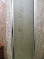 Salle d'eau avec douche, WC, vasque et lave linge séchant