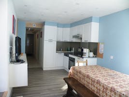 Grand séjour lumineux avec cuisine entièrement aménagée