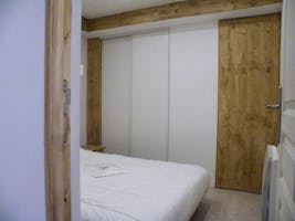 Chambre avec lit en 140 et placard