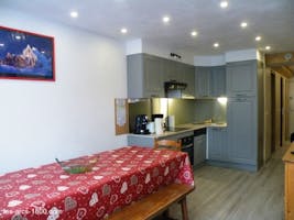 Séjour spacieux avec grande table pour 10 personnes