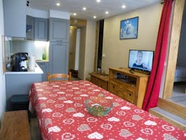 Séjour spacieux avec grande table pour 10 personnes