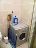 Salle d'eau avec douche, WC, vasque et lave linge séchant