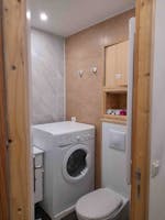 Salle d'eau avec douche, WC, lavabo et lave-linge séchant