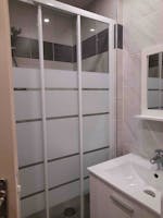 Salle d'eau avec douche, WC, lavabo et lave-linge séchant