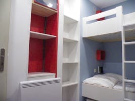 Coin montagne avec lits superposés et lit tiroir et placards