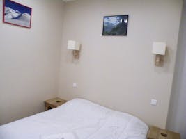Chambre avec lit en 140 et placard