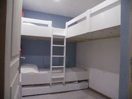 Coin montagne avec lits superposés et lit tiroir et placards