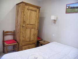 Chambre avec lit en 140 avec fenêtre donnant sur le salon