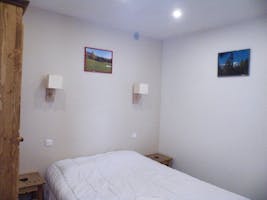 Chambre avec lit en 140 avec fenêtre donnant sur le salon