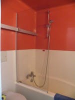 Salle de bains avec lavabo, baignoire et WC