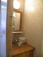 Salle d'eau avec douche, WC, vasque et lave linge séchant