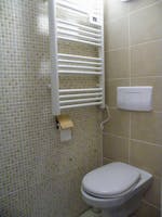 Salle d'eau avec douche, WC, vasque et lave linge séchant