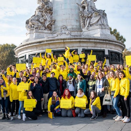 Des gens devant une statue