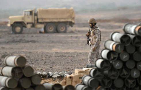 Soldat d'une unité d'artillerie de l'Arabie saoudite à la frontière du Yemen. avril 2015