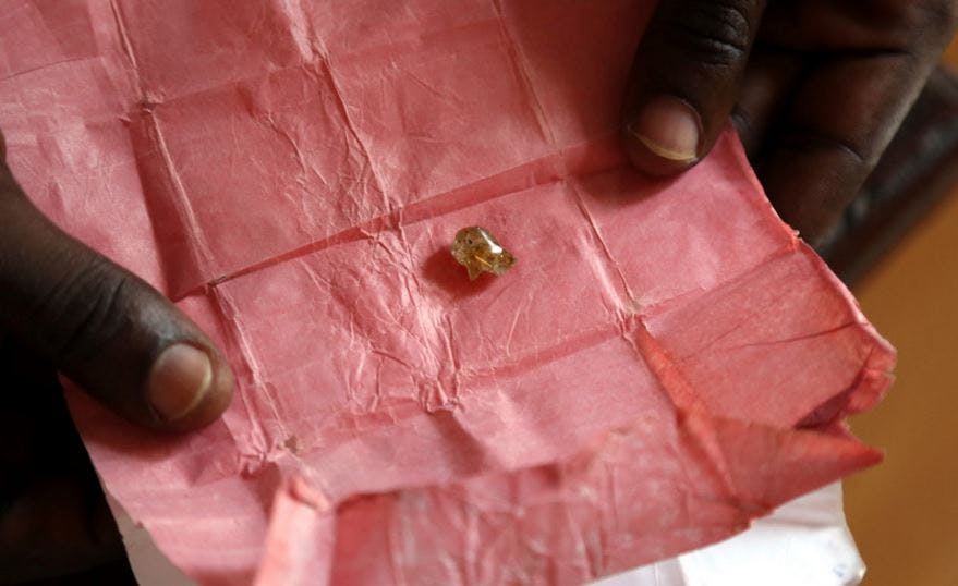 Un mineur montre un diamant brut extrait de la région de Boda en République cen trafricaine, mai 2014