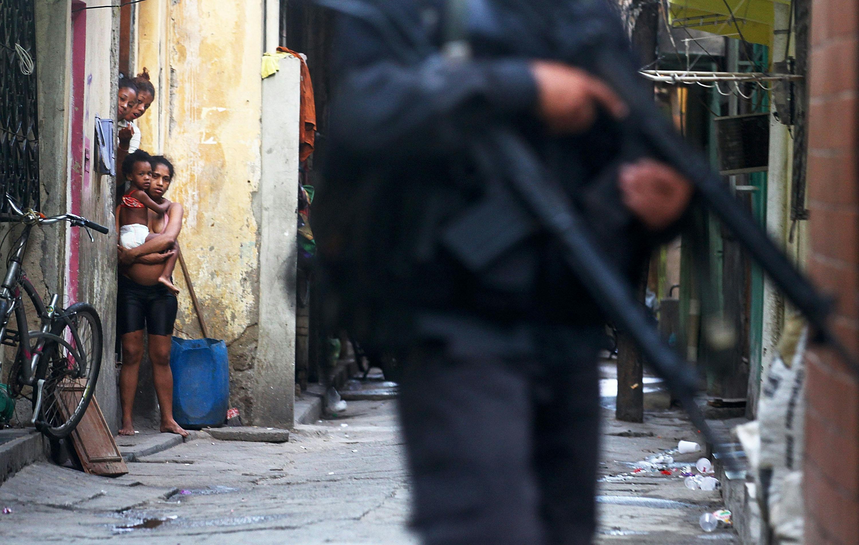 Les forces fédérales occupent les favelas de Mare © 2014 Getty Images