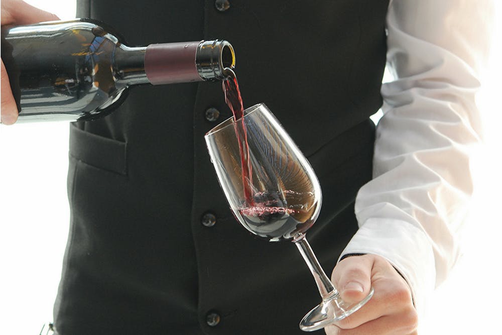 Comment bien servir le vin au restaurant