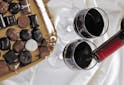 Nos Accords Mets Vins - Découvrez en vidéo l'accord plus que parfait entre le vin et le chocolat avec Laetitia Allemand - Les Grappes
