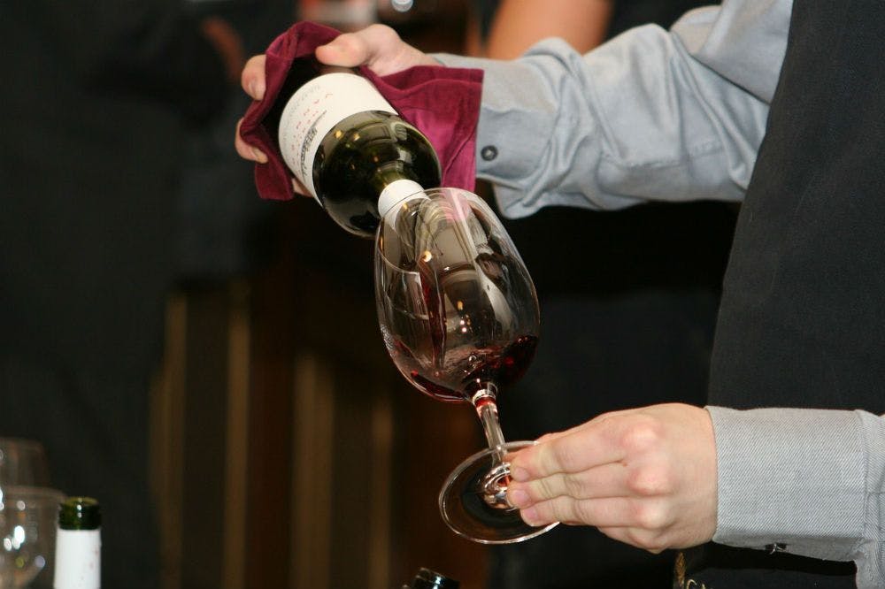Comment analyser la robe d’un vin ? Oenologie