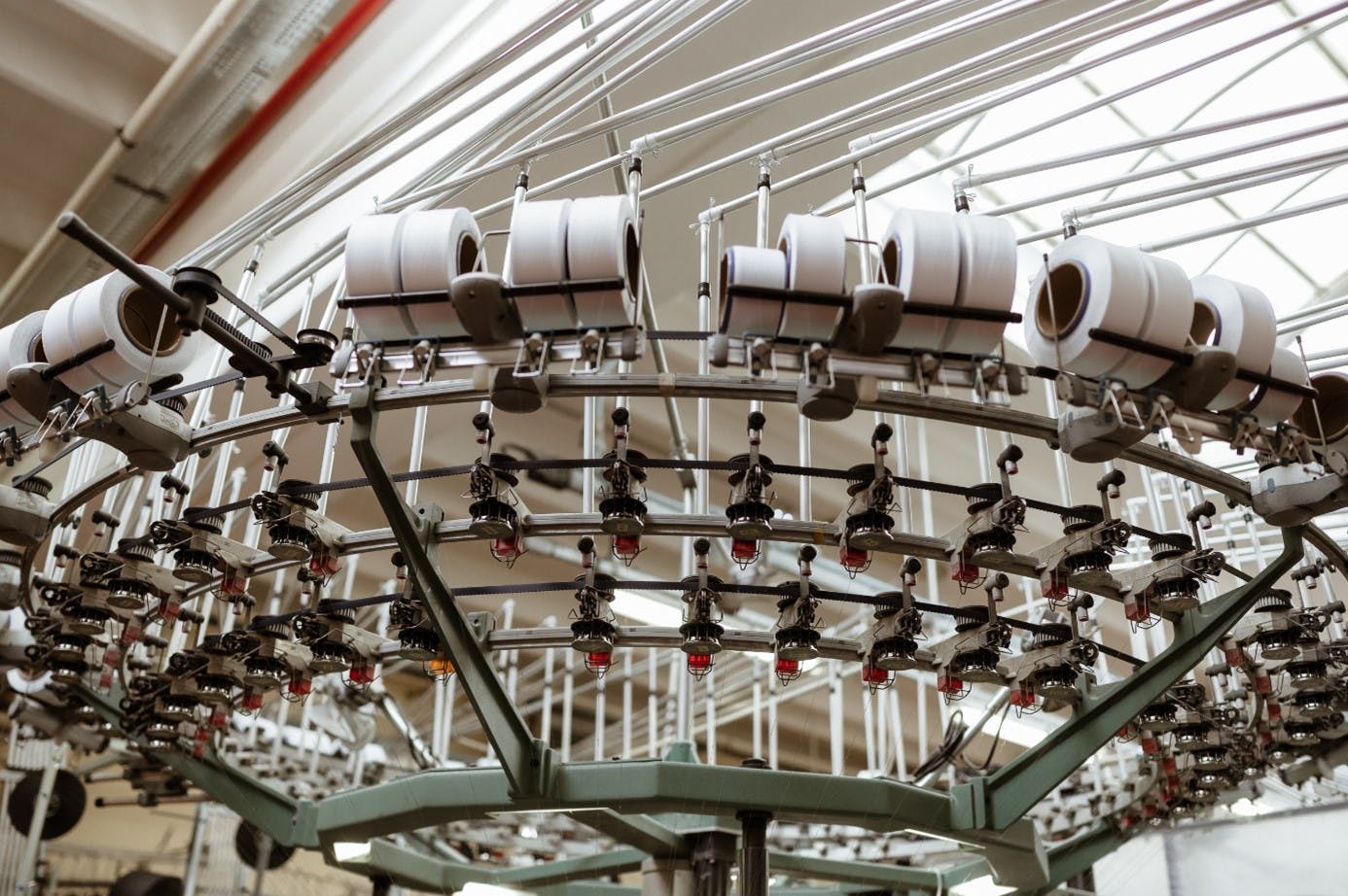 Machine à tricoter un T-shirt fabriqué en France.