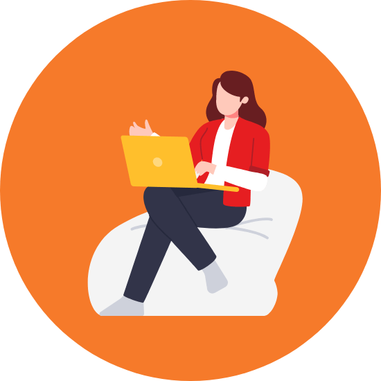 Femme assise sur un pouf entrain de travailler sur son ordinateur