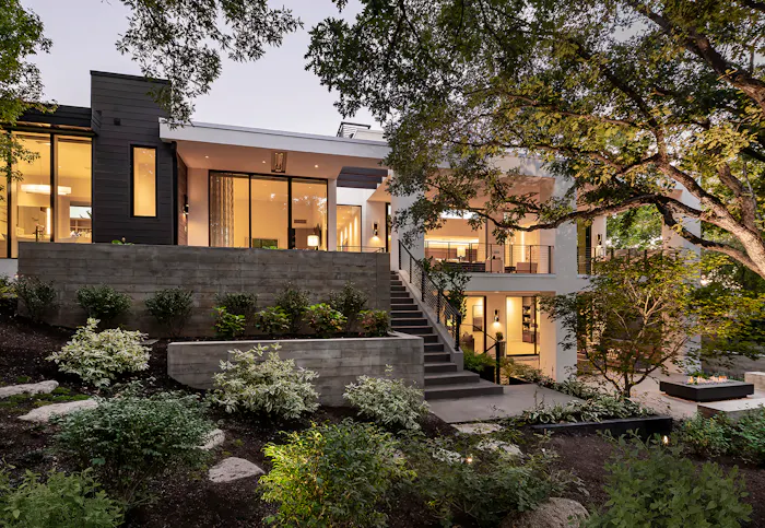 Leslie Schofield Studio modern home design showcasing floor-to-ceiling windows, layered outdoor living spaces, and natural landscaping