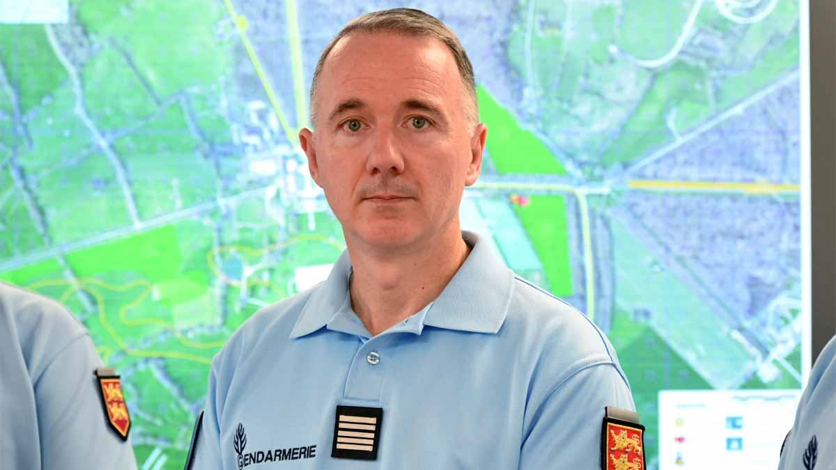 Le colonel Pierre-Olivier Benech, commandant le groupement de gendarmerie départementale de l'Orne (GGD61), devant une cartographie du secteur où se déroulent les compétitions équestres. (Photo: LP/L'Essor)