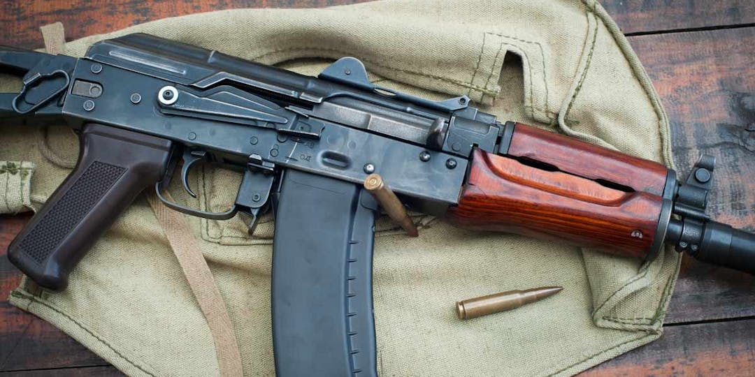 Un fusil d'assaut AK-47, fusil d'assaut dont Alexandre Gilet possédait légalement deux exemplaires chez lui  (Photo d'illustration: D-G.Sommavilla/Pexels)