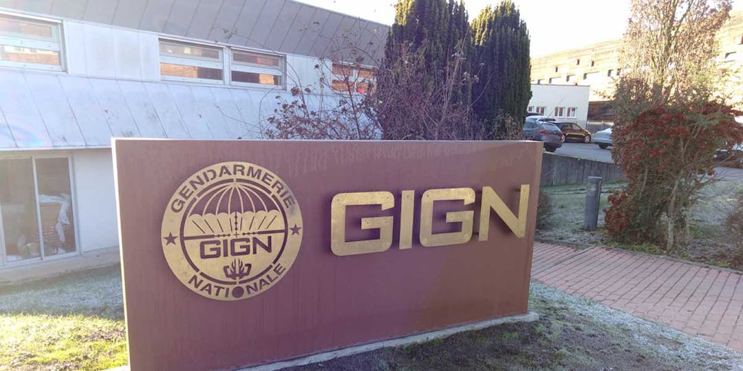La stèle installée en décembre 2019 par les nouveaux brevetés du GIGN, devant le bâtiment historique du Groupe, baptisé "La Flèche". (Photo: PMG/L'Essor)