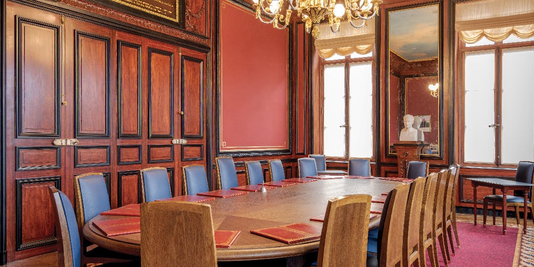  La salle du Conseil de l’ordre de la Légion d’honneur, où ses membres se réunissent notamment pour se prononcer en matière de discipline. (Photo : GCLH)