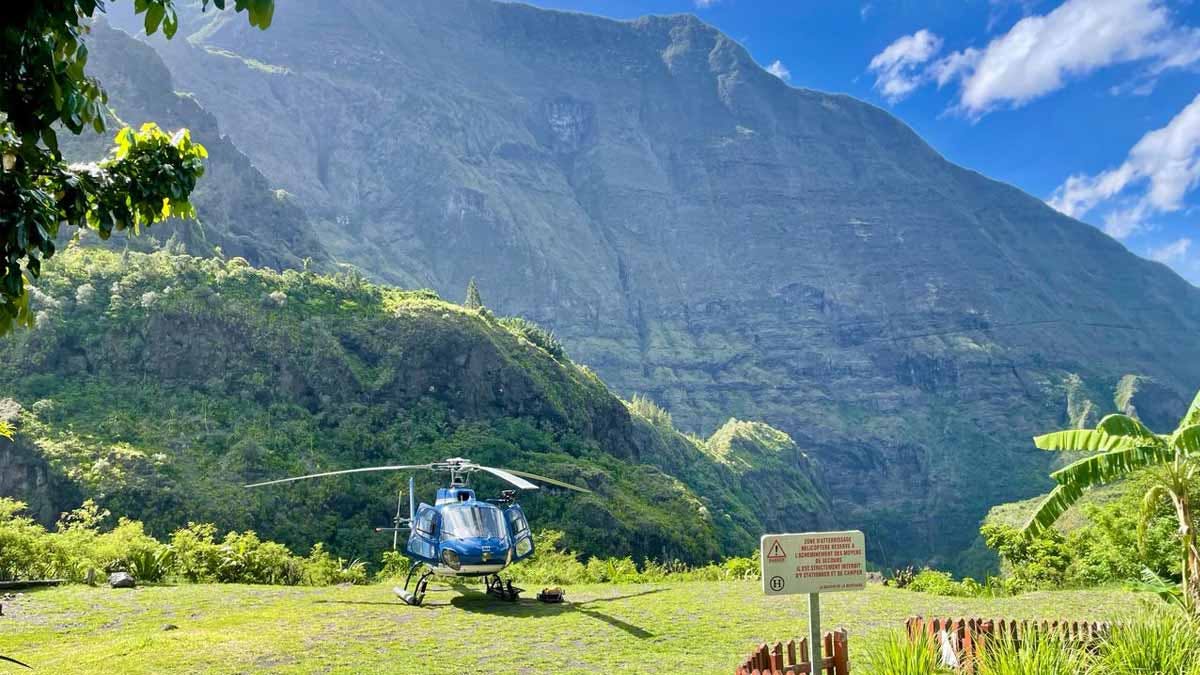 Un hélicoptère des forces aériennes de la Gendarmerie (FAGN) mobilisé après le passage du cyclone Belal à La Réunion, pour rétablir les réseaux de communication dans les zones inaccessibles par la voie terrestre. (Photo: Gendarmerie de La Réunion)