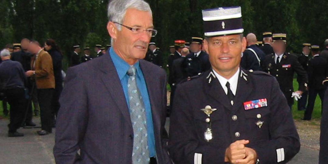 Jean-Pierre Picon, au coté de Thierry Orosco, alors colonel commandant en second du GIGN, lors d'une cérémonie en 2009. (Archives personnelles - DR)