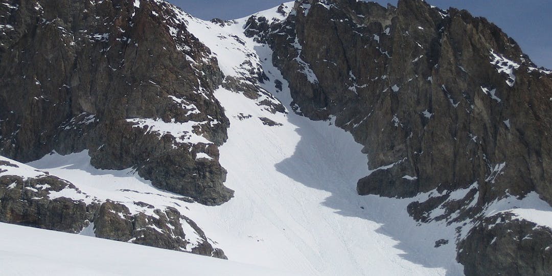 Dans la matinée de ce vendredi 16 juin, une cordée de deux alpinistes a dévissé, alors qu’elle évoluait dans le couloir Coolidge, voie normale d’accès au mont Pelvoux (3 943 mètres d’altitude).