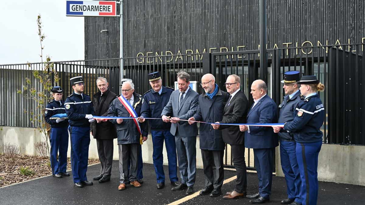 Le projet de la nouvelle brigade de gendarmerie de Sainte-Pazanne (Loire-Atlantique), lancé il y a neuf années, vient de se concrétiser avec l'inauguration officielle de l'unité, le 14 avril 2023, en présence notamment du général Christian Rodriguez, directeur général de la Gendarmerie nationale et du préfet de Loire-Atlantique. (Photo: L.Picard / L'Essor)