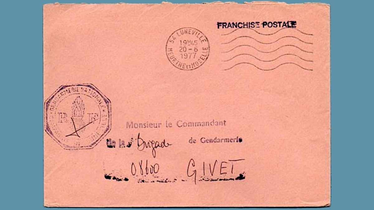 Jusqu'en 1996, les lettres envoyées par des gendarmes dans l’exercice de leur fonction étaient prises en charge gratuitement par La Poste et n’avaient pas besoin d’être affranchies, à condition d'y apposer la Marianne de l'unité émettrice. (Coll. privée)