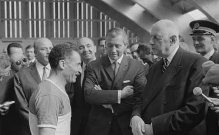 En 1965, le président Charles de Gaulle, ici avec le champion Alain Mimoun, visite l'Institut national des sports. (Crédit-photos DR)