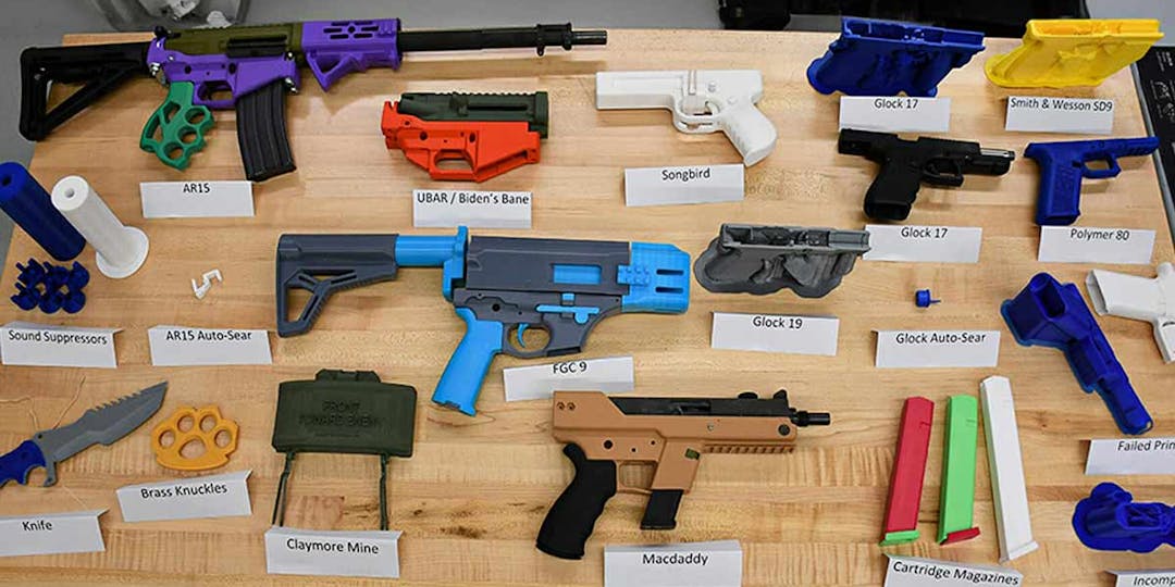 Photo d'armes produites à partir d'impressions 3D, publiée par l'antenne de Colombie Britannique (Canada) de la "Combined Forces Special Enforcement Unit" (CFSEU-BC), l'agence fédérale anti-gang de la Police montée royale canadienne (RCMP) en juillet 2023 dans le cadre d'une campagne de prévention.