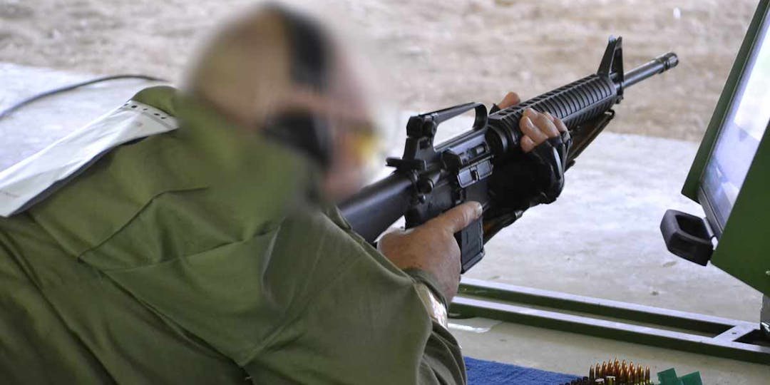 Le gendarme disposait de ce fusil d'assaut car il pratiquait le tir sportif. (Photo d'illustration d'un tireur sportif dans un stand de tir : YL/FFTir)