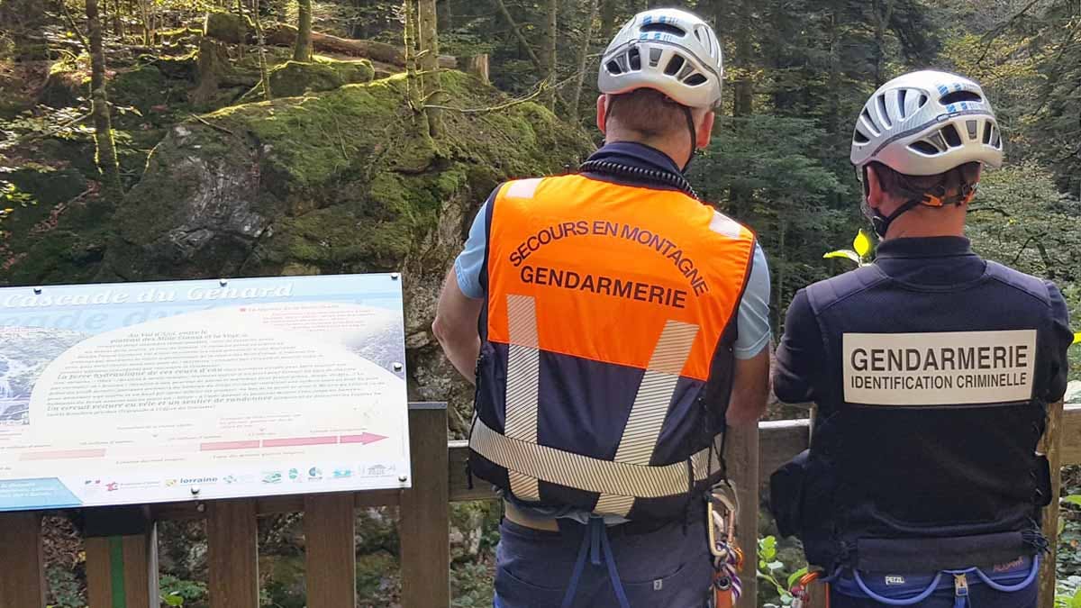 En plus de leurs missions de secours en montagne, les gendarmes des pelotons de gendarmerie de haute montagne (PGHM), comme ici celui de Xonrupt-Longemer (Vosges), interviennent parfois au profit pour des missions administratives et judiciaires. Exemple d'un entrainement avec un technicien en identification criminelle (TIC) chargé de mener des investigations en milieu escarpé. (Photo: PGHM des Vosges)