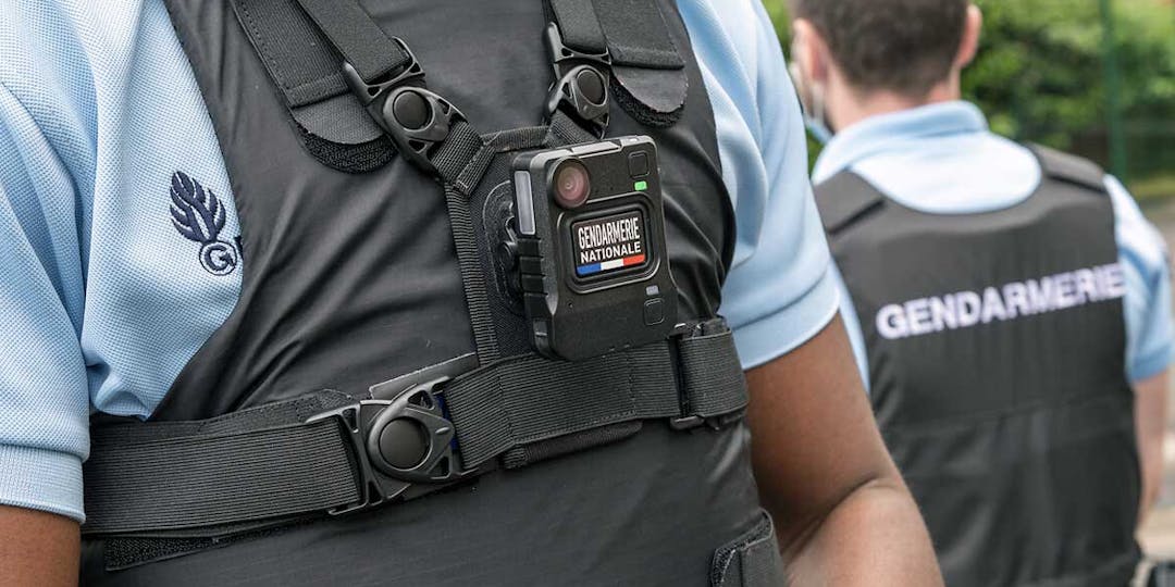 Un gendarme portant une caméra piéton issue de la dernière commande nationale par dessus sa tenue d'intervention et son gilet pare-balle. (Photo: ministère de l'Intérieur)
