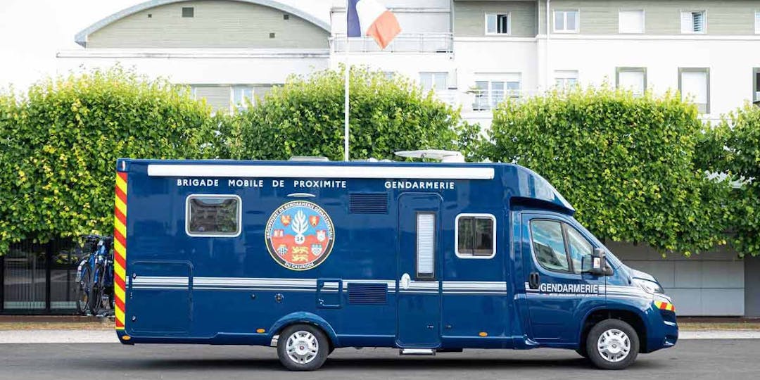 Saisi en 2017, ce camping-car, customisé et aménagé pour devenir une "brigade mobile de proximité", circule depuis juillet 2022 sur les routes du département du Calvados (photo: Gendarmerie du Calvados)
