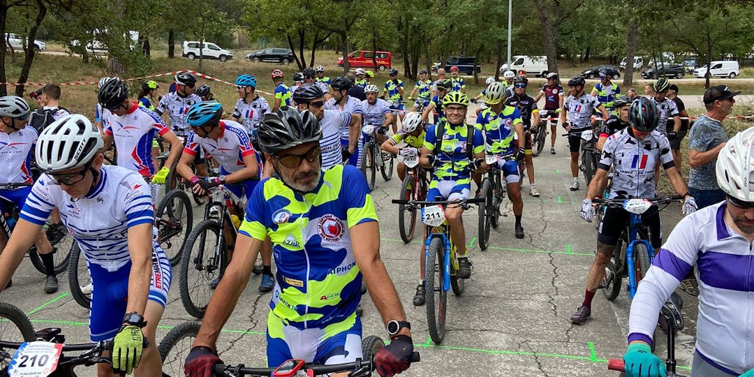 De nombreux gendarmes étaient au départ de ce championnat de France militaire de VTT (photo Association VTT Gendarmerie)