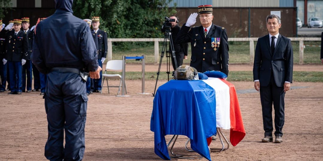 Le directeur général de la Gendarmerie Christian Rodriguez et le ministre de l'Intérieur Gérald Darmanin lors de la cérémonie en hommage au capitaine Jérôme Favier, le 7 juillet à Satory.