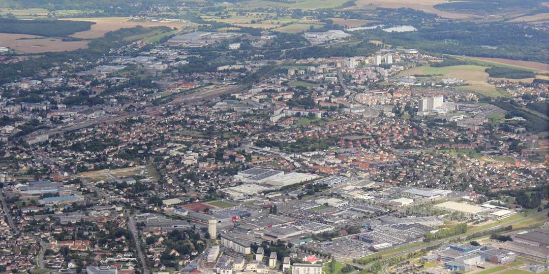 Vue aérienne de la ville de Dreux (Eure-et-Loir), considérée par certains comme la base arrière des trafics de cannabis d'Ile-de-France et au-delà. (Photo: Varmin/WikimediaCommons)