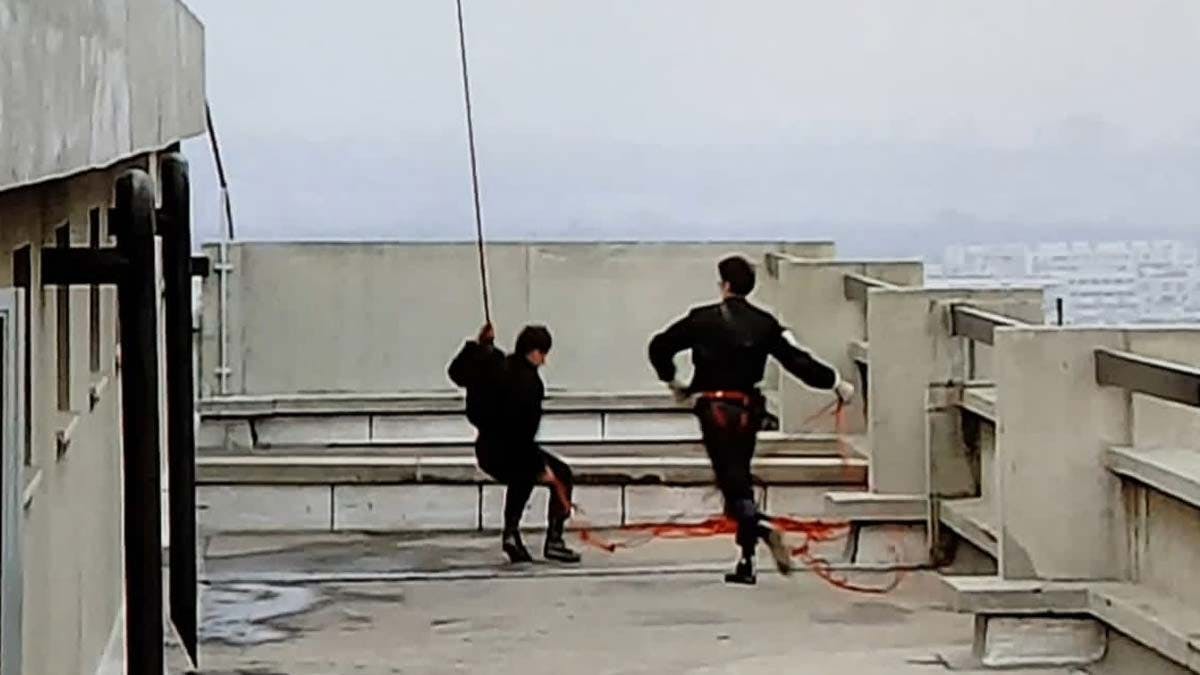 L'arrivée des gendarmes du GIGN après la descente de corde depuis l'hélicoptère de la Gendarmerie. Christian Prouteau, à la tête du GIGN, est ici de dos. (Archives DR)