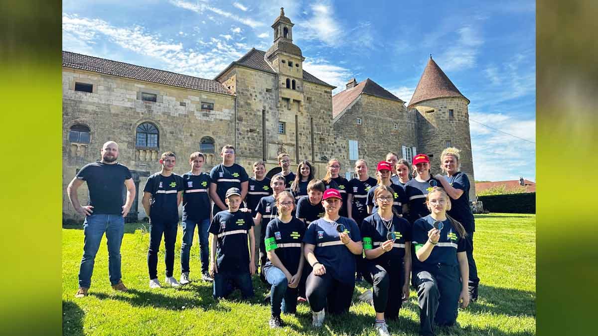 Les élèves de 4ème, cadets de la sécurité du collège Louis Pasteur de Jussey, devant le château de Bougey où s'est tenue cette journée découverte.