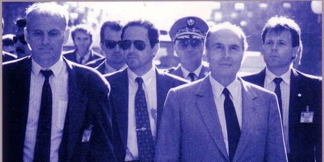 Michel Fortemps , ici tout à gauche, à côté de François Mitterrand, en 1993. (Photo Elysée)