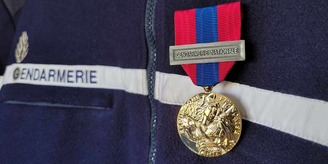 Une médaille de la Défense nationale, échelon bronze, avec l'agrafe "Gendarmerie nationale", accrochée sur la polaire d'un gendarme. (Photo: LP/L'Essor)