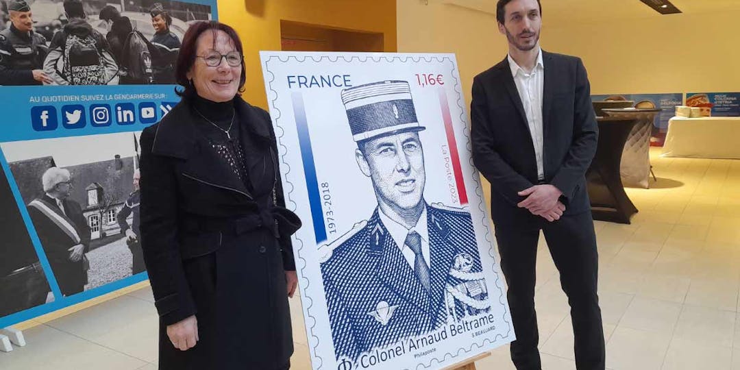 Le timbre à l'effigie du colonel Arnaud Beltrame, lors de sa présentation le 24 janvier 2023 à la Direction générale de la Gendarmerie nationale (DGGN), à Issy-les-Moulineaux, en présence de la famille de l'officier tué lors d'un attentat terroriste à Trèbes. (Photo: PMG/L'Essor)