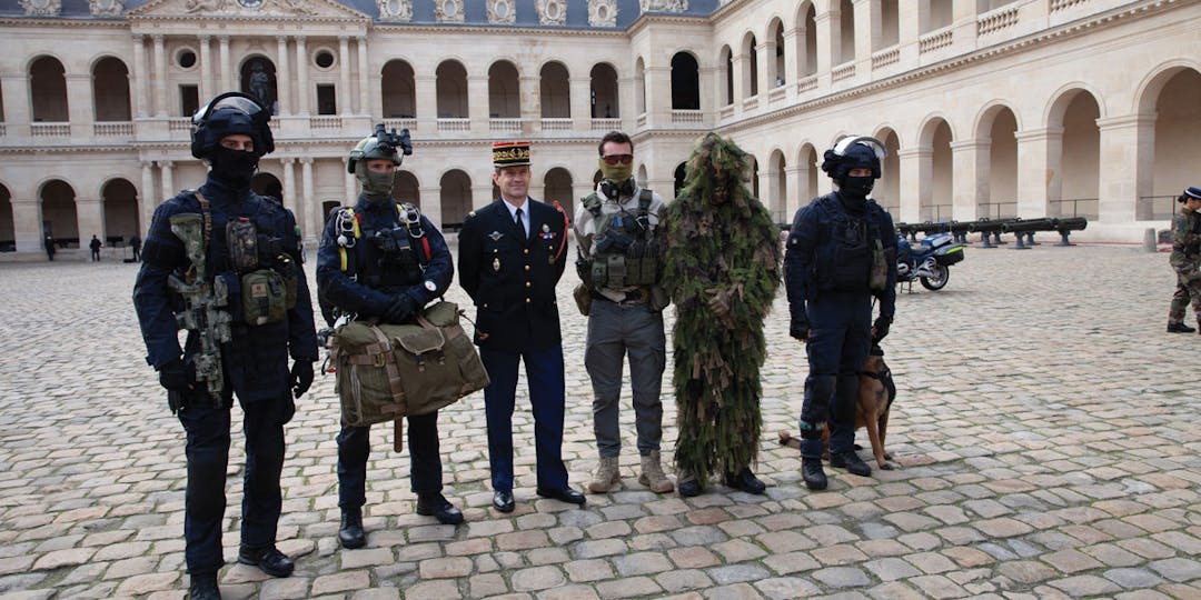 Des gendarmes du GIGN lors d’une cérémonie aux Invalides, autour de leur chef, le général Laurent Phélip. (Photo : MG/L'Essor)